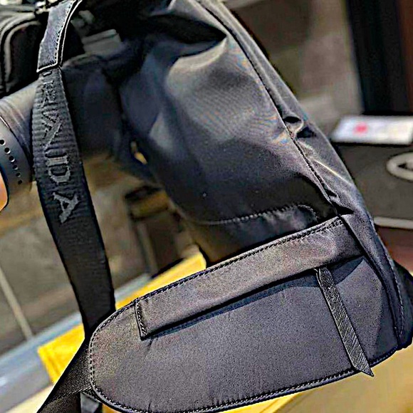 Authentic Prada 21 AW Black Nylon & Leather Re- Backpack/Bodybag w/ Pouch - Picture 4 of 7